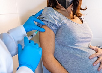 Беременным разрешили прививаться вакциной «Спутник V»