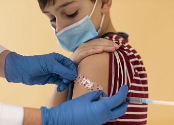В российские регионы начала поступать вакцина для подростков "Спутник-М"